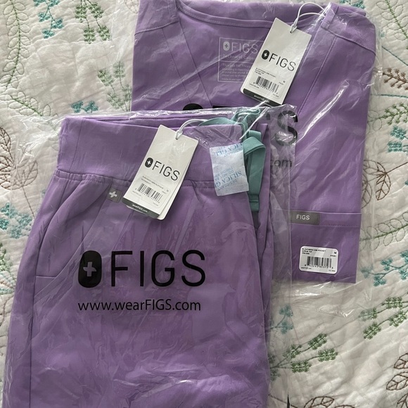 Figs Tops - Lilac dawn figs scrubs NWT size M